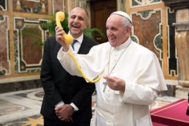 Ferenc pápa, kezében egy sárga telefonkagyló (nincs bekötve)